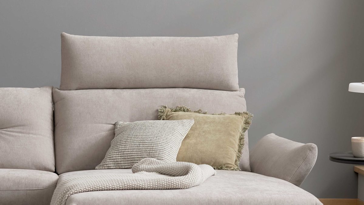 Kopfstütze Interliving aus Stoff in Hellgrau Interliving Sofa Serie 4400 - Kopfstütze platingrauer Bezug DWN 49 - Breite ca. 102 cm