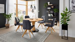 Tischgruppe Interliving aus Holz in Holzfarben Interliving Esszimmer Serie 5102 – Essgruppe mit Schalenstühlen Wildeiche & graphitfarbene Mikrofaser Atlantis