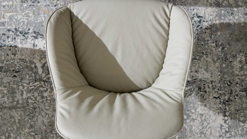 Tischgruppe Interliving aus Leder in Beige Interliving Esszimmer Serie 5115 - sechsteilige Essgruppe milchkaffeefarbenes Leder Tendens Latte, anthrazitfarbenes Metall & astige Eiche