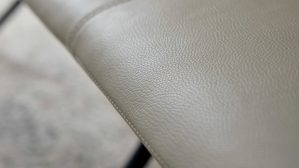 Polsterbank Interliving aus Leder in Beige Interliving Esszimmer Serie 5115 - lederbezogene  Polsterbank milchkaffeefarbenes Leder Tendens Latte & anthrazitfarbenes Metall - Länge ca. 215 cm