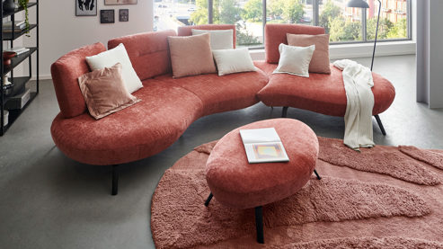 Ecksofa KAWOO aus Stoff in Orange KAWOO Serie Curve - Ecksofa bzw. Polstermöbel kupferfarbener Bezug Nile Marsala & schwarze Füße - Stellfläche ca. 266 x 190 cm