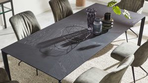 Tischgruppe Interliving aus Stoff in Silber Interliving Esszimmer Serie 5110 - Essgruppe mit Armlehnstühlen silberfarbener Bezug Calvin, ebenholzfarbene Holzfüße & mattschwarzes Eichefurnier