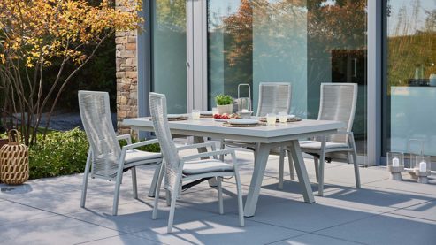 Gartentisch Interliving aus Metall in Beige Interliving Gartenmöbel Serie 7011 - Essgruppe mit vier Stühlen beiger gesinterter Stein, Rope & Olefin, taupefarbenes Aluminium