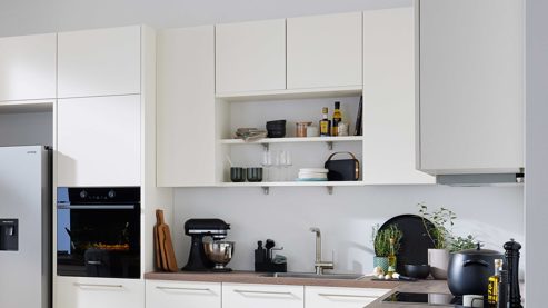 Einbauküche Interliving aus Holz in Weiß Interliving Küche Serie 3090 mit gorenje-Einbaugeräten Magnolia – zweizeilig