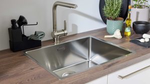 Einbauküche Interliving aus Holz in Weiß Interliving Küche Serie 3090 mit gorenje-Einbaugeräten Magnolia – zweizeilig