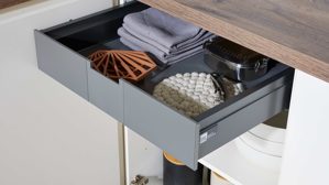 Einbauküche Interliving aus Holz in Weiß Interliving Küche Serie 3090 mit Side by Side Kühlschrank Magnolia – zweizeilig