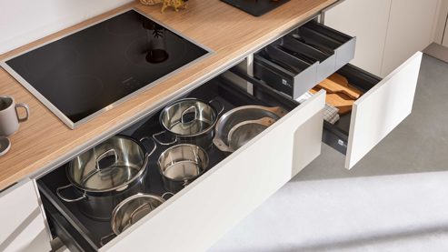 Einbauküche Interliving aus Holz in Holzfarben Interliving Küche Serie 3092 mit SIEMENS Einbaugeräten Sahara & Goldeiche - Stellfläche ca. 430 x 187 cm