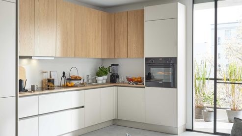 Einbauküche Interliving aus Holz in Holzfarben Interliving Küche Serie 3092 mit SIEMENS Einbaugeräten Sahara & Goldeiche - Stellfläche ca. 430 x 187 cm