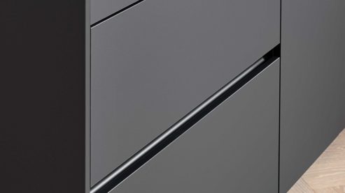 Einbauküche Interliving aus Holz in Schwarz Interliving Küche Serie 3091 mit SIEMENS Einbaugeräten Schwarz - zweizeilig