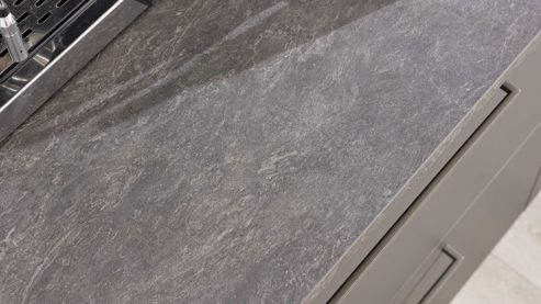 Einbauküche Interliving aus Holz in Dunkelgrau Interliving Küche Serie 3093 mit separater Homeoffice-Lösung Graphit & Eiche Venture - dreizeilig