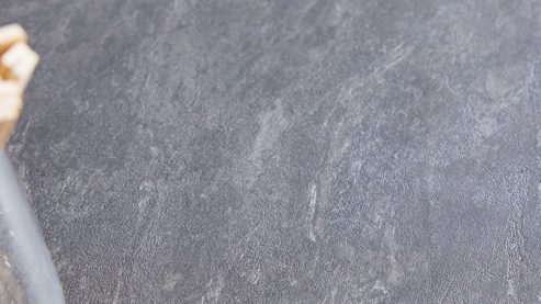 Einbauküche Interliving aus Holz in Dunkelgrau Interliving Küche Serie 3093 mit separater Homeoffice-Lösung Graphit & Eiche Venture - dreizeilig