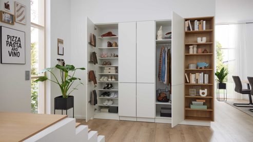 Einbauküche Interliving aus Holz in Weiß Interliving Küche Serie 3094 mit Garderobenschränken Mattweiß & Chalet Eiche