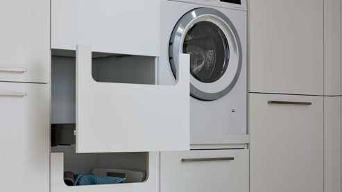 Einbauküche Interliving aus Holz in Weiß Interliving Küche Serie 3095 - Hauswirtschaftsraum Mattweiß & Chalet Eiche