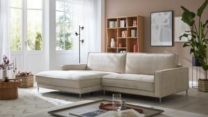Ecksofa Roomio® aus Stoff in Creme Roomio® No. 4102 - Ecksofa naturfarbene Chenille Roma & toffeefarbene Metallfüße F1204 - Stellfläche ca. 190 x 272 cm