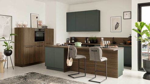 Einbauküche Interliving aus Holz in Dunkelgrün Interliving Küche Serie 3113 mit AEG Einbaugeräten Black Green & Walnuss Havanna - dreizeilig