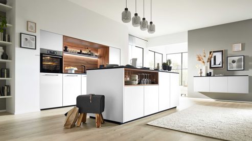 Einbauküche Interliving aus Holz in Weiß Interliving Küche Serie 3105 mit AEG Einbaugeräten Weiß Softmatt & Vulkaneiche – dreizeilig