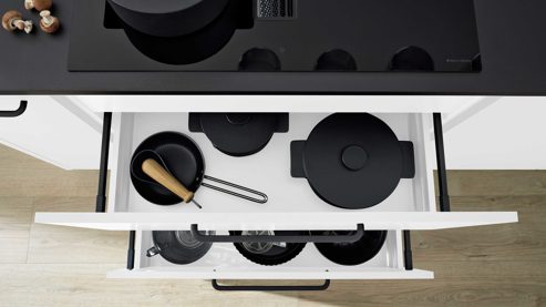 Einbauküche Interliving aus Holz in Weiß Interliving Küche Serie 3105 mit AEG Einbaugeräten Weiß Softmatt & Vulkaneiche – dreizeilig