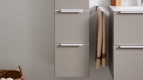 Hängeschrank Interliving aus Holz in Beige Interliving Bad Serie 3710 - Hängeschrank links, eine Tür & zwei Schubladen - Macchiato, Höhe ca. 130 cm