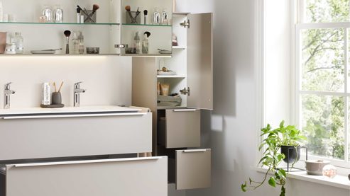 Hängeschrank Interliving aus Holz in Beige Interliving Bad Serie 3710 - Hängeschrank links, eine Tür & zwei Schubladen - Macchiato, Höhe ca. 130 cm