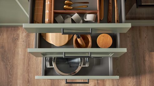 Einbauküche culineo® aus Holz in Grün Culineo® Einbauküche C684 mit Einbaugeräten Schilf, Eiche Sierra & Schwarz - zweizeilig