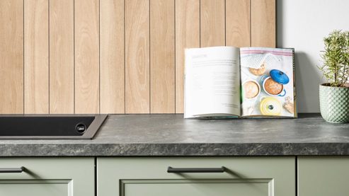 Einbauküche culineo® aus Holz in Grün Culineo® Einbauküche C684 mit Einbaugeräten Schilf, Eiche Sierra & Schwarz - zweizeilig