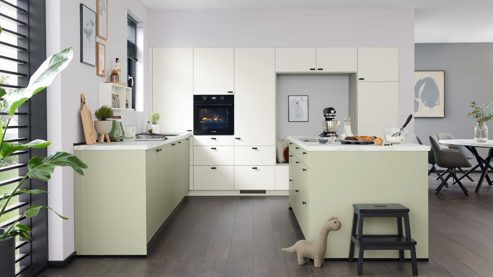 Einbauküche culineo® aus Holz in Hellgrün Culineo® Einbauküche C357 mit privileg Einbaugeräten Jade, Mattweiß & Marmor Venato Bianco - dreizeilig
