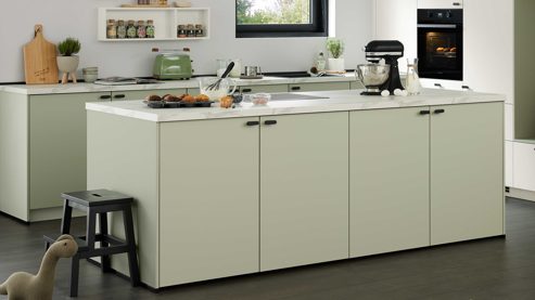 Einbauküche culineo® aus Holz in Hellgrün Culineo® Einbauküche C357 mit privileg Einbaugeräten Jade, Mattweiß & Marmor Venato Bianco - dreizeilig