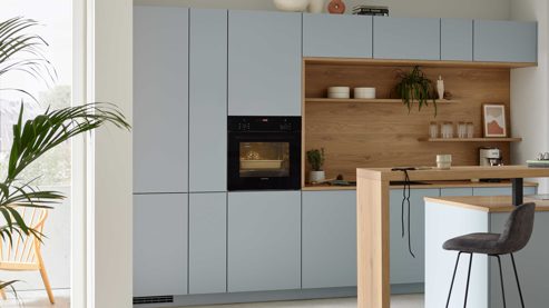 Einbauküche culineo® aus Holz in Hellblau Culineo® Einbauküche C357 mit SIEMENS Einbaugeräten Sky & Eiche Honig - zweizeilig