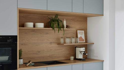 Einbauküche culineo® aus Holz in Hellblau Culineo® Einbauküche C357 mit SIEMENS Einbaugeräten Sky & Eiche Honig - zweizeilig