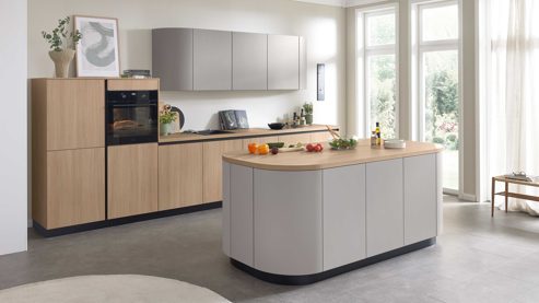 Einbauküche WERT KÜCHE® aus Holz in Grau WERT KÜCHE® Christin mit AEG Einbaugeräten Kaschmirbraun & Sandeiche – zweiteilig