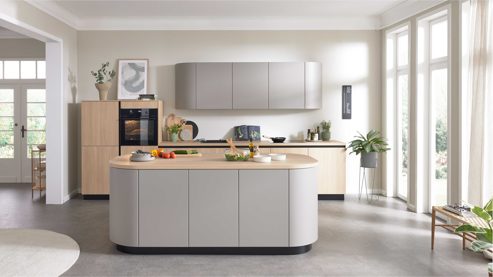 Einbauküche WERT KÜCHE® aus Holz in Grau WERT KÜCHE® Christin mit AEG Einbaugeräten Kaschmirbraun & Sandeiche – zweiteilig