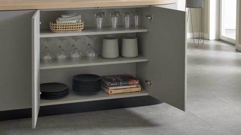 Einbauküche WERT KÜCHE® aus Holz in Grau WERT KÜCHE® Christin mit AEG Einbaugeräten Kaschmirbraun & Sandeiche – zweiteilig