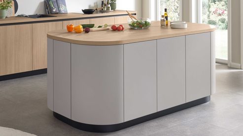 Einbauküche WERT KÜCHE® aus Holz in Grau WERT KÜCHE® Christin mit AEG Einbaugeräten Kaschmirbraun & Sandeiche – zweiteilig