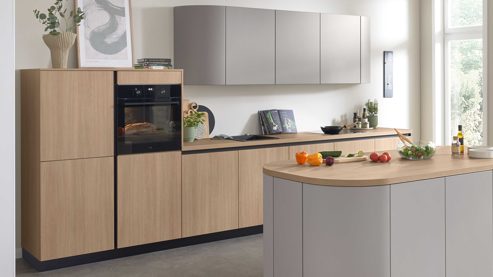 Einbauküche WERT KÜCHE® aus Holz in Grau WERT KÜCHE® Christin mit AEG Einbaugeräten Kaschmirbraun & Sandeiche – zweiteilig