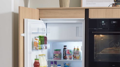 Einbauküche WERT KÜCHE® aus Holz in Grau WERT KÜCHE® Christin mit AEG Einbaugeräten Kaschmirbraun & Sandeiche – zweiteilig