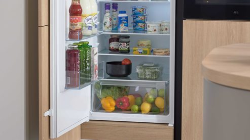 Einbauküche WERT KÜCHE® aus Holz in Grau WERT KÜCHE® Christin mit AEG Einbaugeräten Kaschmirbraun & Sandeiche – zweiteilig