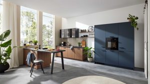 Einbauküche WERT KÜCHE® aus Holz in Blau WERT KÜCHE® Mona mit SIEMENS Einbaugeräten Bergamo Nussbaum & Tiefblau - dreiteilig