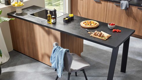 Einbauküche WERT KÜCHE® aus Holz in Blau WERT KÜCHE® Mona mit SIEMENS Einbaugeräten Bergamo Nussbaum & Tiefblau - dreiteilig