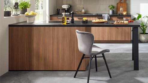 Einbauküche WERT KÜCHE® aus Holz in Blau WERT KÜCHE® Mona mit SIEMENS Einbaugeräten Bergamo Nussbaum & Tiefblau - dreiteilig