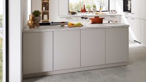 Einbauküche WERT KÜCHE® aus Holz in Hellgrau WERT KÜCHE® Matteo mit Einbaugeräten Sandgrau & Sandeiche - zweiteilig