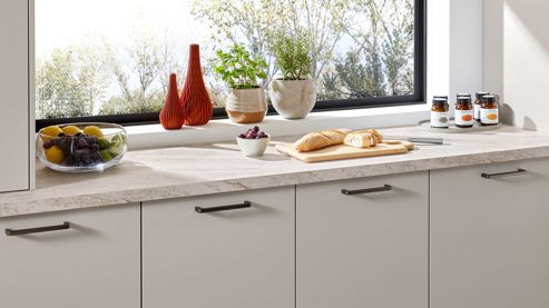 Einbauküche WERT KÜCHE® aus Holz in Hellgrau WERT KÜCHE® Matteo mit Einbaugeräten Sandgrau & Sandeiche - zweiteilig