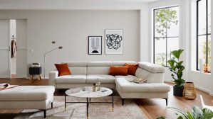 Ecksofa Interliving aus Stoff in Hellgrau Interliving Sofa Serie 4420 - Ecksofa mit Metallfüßen graubeiger Bezug LRS 19 – Stellfläche ca. 285 x 207 cm