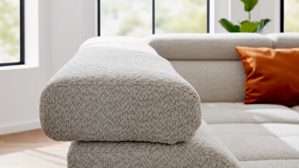 Ecksofa Interliving aus Stoff in Hellgrau Interliving Sofa Serie 4420 - Ecksofa mit Metallfüßen graubeiger Bezug LRS 19 – Stellfläche ca. 285 x 207 cm