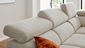 Ecksofa Interliving aus Stoff in Hellgrau Interliving Sofa Serie 4420 - Ecksofa mit Metallfüßen graubeiger Bezug LRS 19 – Stellfläche ca. 285 x 207 cm