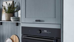 Einbauküche Nobilia® aus Holz in Hellblau nobilia® Einbauküche Frame mit Geräten und  Ansetztisch steinblaue Holzstruktur & Marmor schwarz - zweiteilig