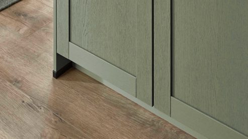 Einbauküche Nobilia® aus Holz in Grün nobilia® Einbauküche Frame mit JUNKER Geräten und  Ansetztisch olivgrüne Holzstruktur & Endgrain Oak - zweiteilig