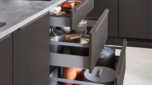 Einbauküche Nobilia® aus Holz in Dunkelbraun nobilia® Einbauküche Look mit Geräten und Kücheninsel Coffee strukturiert, Eiche olive & Schiefergrau - zweiteilig