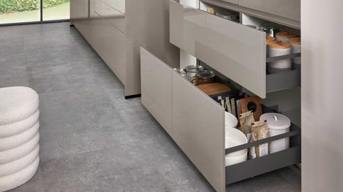 Einbauküche Nobilia® aus Holz in Grau nobilia® Einbauküche Novalux mit Hochglanzfronten und BORA Muldenlüfter Taupegrau & Eiche Como - zweiteilig