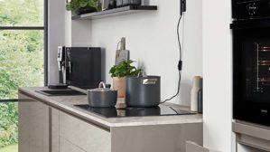 Einbauküche Nobilia® aus Holz in Grau nobilia® Einbauküche Novalux mit Hochglanzfronten und BORA Muldenlüfter Taupegrau & Eiche Como - zweiteilig