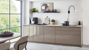 Einbauküche Nobilia® aus Holz in Grau nobilia® Einbauküche Novalux mit Hochglanzfronten und BORA Muldenlüfter Taupegrau & Eiche Como - zweiteilig